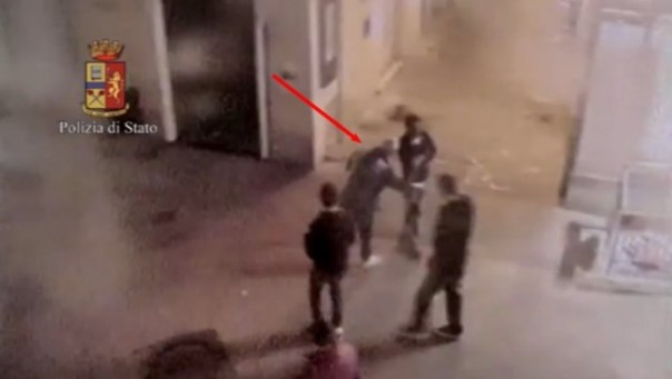 Il video dell'aggressione al cameriere Zakir Hossain