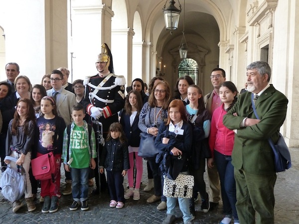 Il gruppo degli studenti fiorentini guidati dal Rotary all'interno del Quirinale