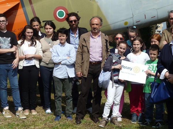 Il gruppo dei giovani visitatori all'aeroporto romano Francesco Baracca