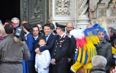 Il premier Matteo Renzi con uno dei tre figli sul sagrato del Duomo in attesa della colombina