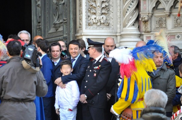 Il premier Matteo Renzi con uno dei tre figli sul sagrato del Duomo in attesa della colombina