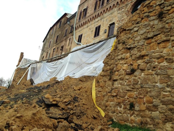 Dopo il crollo delle mura, gli sfollati delle case vicine possono tornare finalmente a casa
