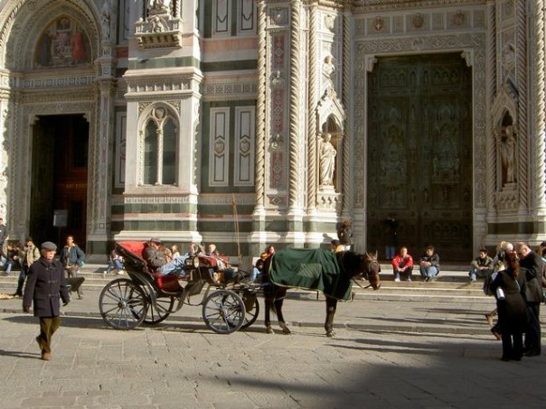 La facciata del Duomo di Firenze: domenica sera un marocchino, forse ubriaco, si è improvvisamente denudato
