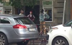 Clienti, dipendenti e vu' cumprà di fronte al bar Maggini