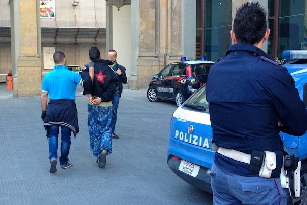 Antonio Antonelli (con il giubbotto nero) subito dopo il suo arresto