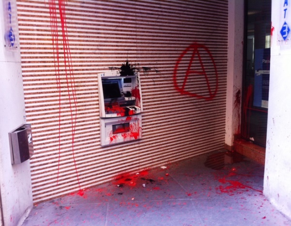 Atti vandalici durante il corteo degli anarchici a Pisa