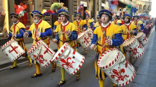 I musici del Calcio storico fiorentino andranno a Roma per suonare l'inno della vittoria al Papa e a Renzi