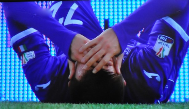 Ilicic si dispera dopo aver clamorosamente sbagliato il gol del possibile pareggio a sei minuti dalla fine