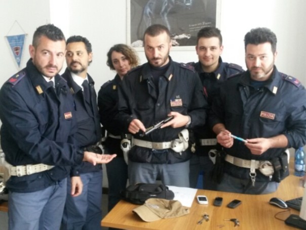 I poliziotti mostrano il materiale sequestrato ai 3 ladri