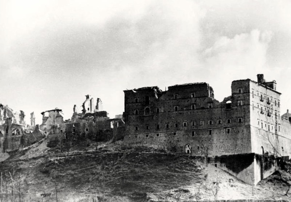 L'abbazia di Monte Cassino distrutta dai bombardamenti