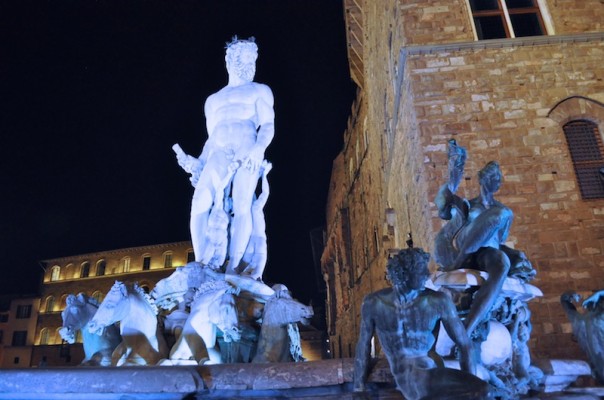 Piazza della Signoria illuminata di blu