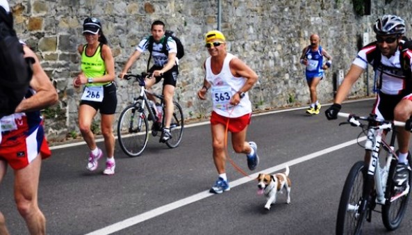 Podisti e ciclisti alla 100 km del Passatore