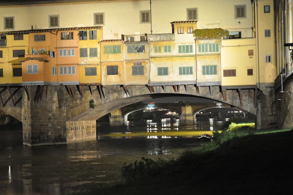 Il Ponte Vecchio: dal 16 giugno avrà una nuova illuminazione, dono di Stefano Ricci a Firenze. All'inaugurazione interverrà Andrea Bocelli