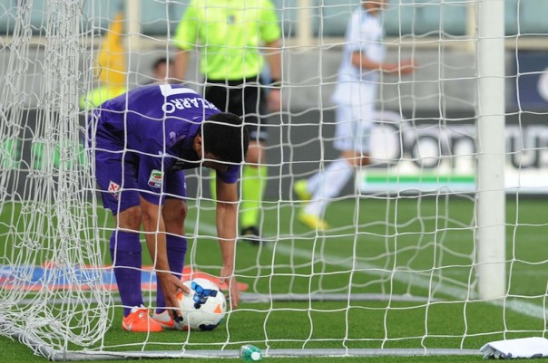 Pizarro raccoglie sconsolato la palla nel sacco: la Fiorentina con il Sassuolo nel prende 4