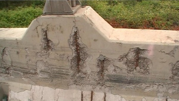 Barriere deteriorate dal tempo lungo l'A1