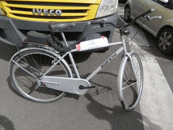 Una delle biciclette recuperate dalla Squadra Mobile