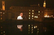 Andrea Bocelli proiettato sui palazzi