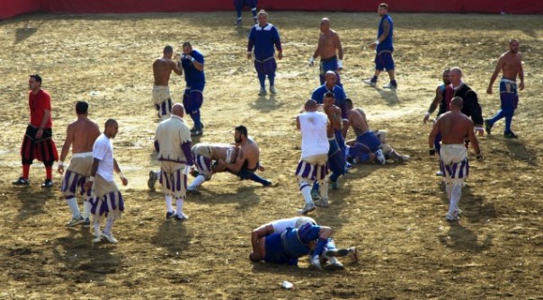 Una scena della finale Azzurri-Bianchi del 2013, vinta dalla squadra di Santa Croce