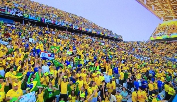 Tifosi in festa dentro lo stadio, scontri e contestazioni fuori