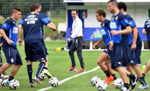 Brasile, Cesare Prandelli guida un allenamento degli Azzurri
