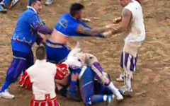 Un placcaggio della difesa azzurra