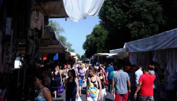 Cascine, folla al mercato nel giorno di San Giovanni
