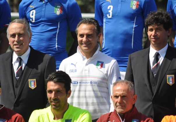 Cesare Prandelli in mezzo a Giancarlo Abete, presidente federale, e Demetrio Albertini. In basso Buffon
