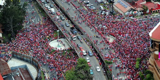 La gente in festa, in Costa Rica, dopo la partita con l'Italia