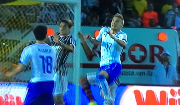 Immobile, grandfe protagonista della serata, in azione nell'area della Fluminense insieme a Parolo