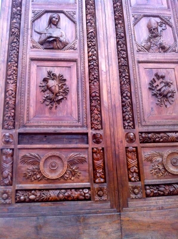 Il portone della basilica di Santa Croce con la formella mancante a sinistra