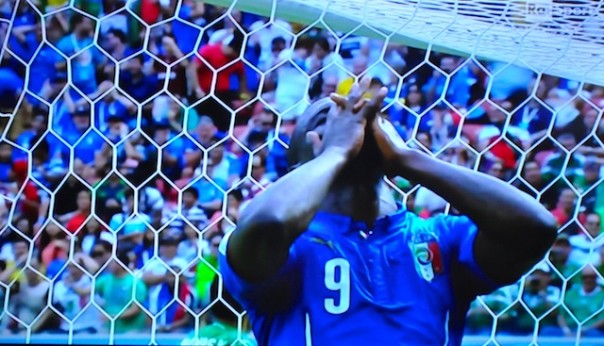 Balotelli si dispera dopo la clamorosa occasione mancata al 30' pt