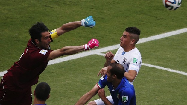 Una parata di Buffon: il portierone non ha potuto nulla sull'angolo che ha propiziato il gol di Godin