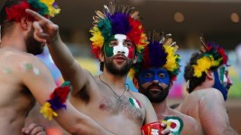Tifosi azzurri con la faccia dipinta, sostenuti dai brasiliani che dichiarano di non amare  troppo gli inglesi