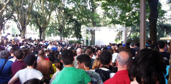 Italia-Uruguay sul maxischermo dei giardini del Lungarno Pecori Giraldi