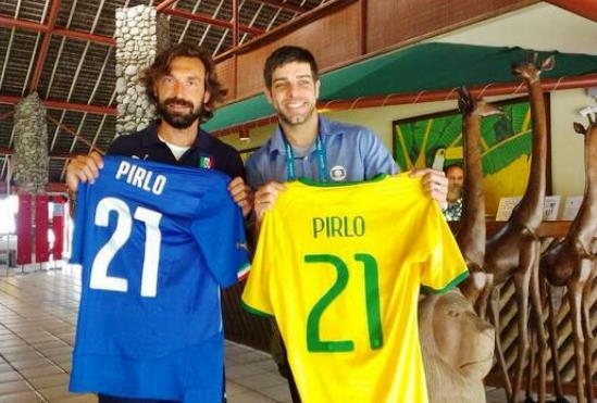 Juninho Pernambucano e Pirlo, con il nome e il numero 21 del fantasista azzurro anche sulla maglia verdeoro