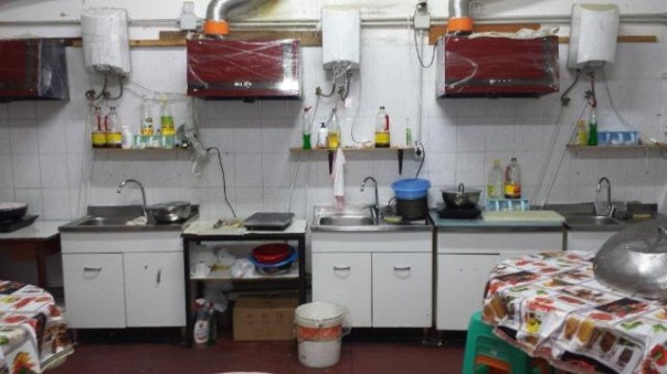 L'improvvisata mensa aziendale ricavata nel capannone dell'Osmannoro