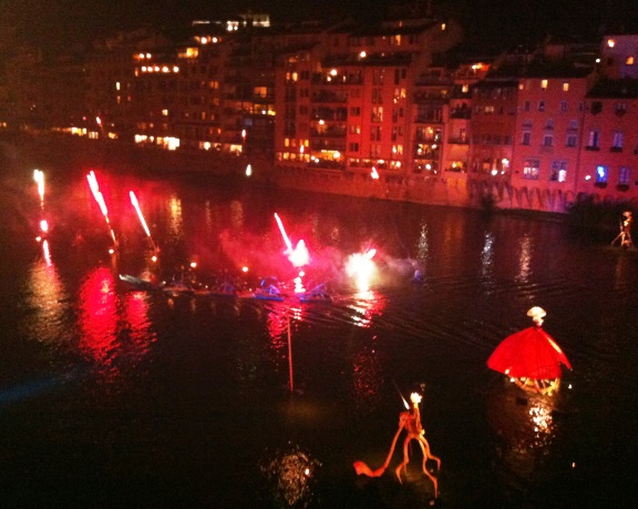 Lo spettacolo sull'Arno della compagnia francese "Ilotopie"
