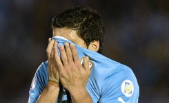 Luis Suarez, punito con una squalifica di 9 partite con la nazionale e 4 mesi con il suo club per il morso a Chiellini
