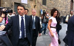 Matteo Renzi e la moglie Agnese Landini in piazza Signoria