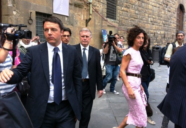 Matteo Renzi e la moglie Agnese in piazza Signoria dopo la conferenza di apertura per Pitti Uomo
