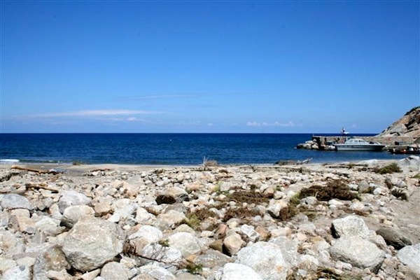 Quello che resta della leggendaria spiaggia di Cala Maestra