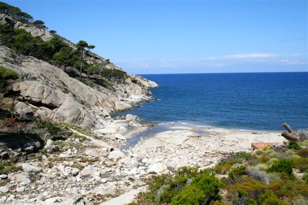 Striscia di spiaggia erosa dal nubifragio 