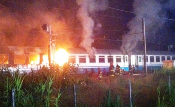 Pisa, in fiamme nella notte a Migliarino il vagone dell'Intercity 522 Napoli-Sestri Levante