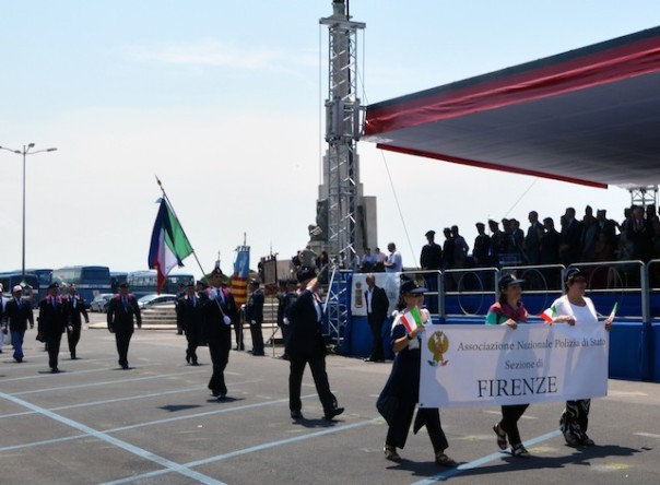 Il gruppo fiorentino durante la sfilata al Raduno Nazionale Anps a Salerno (foto Raduno Anps (credit Nicola Langellotti)