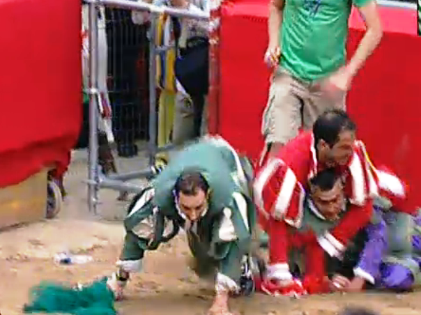 Calcio Storico 2014, rissa Verdi-Rossi dopo la sospensione della partita