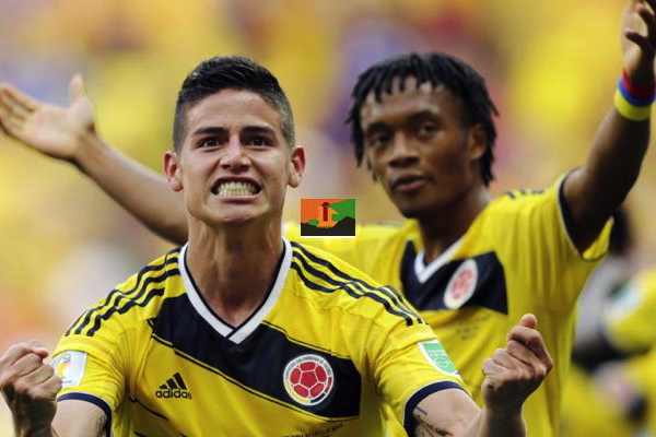 Il cannoniere James Rodriguez (5 gol in quattro partite) festeggia con Cuadrado