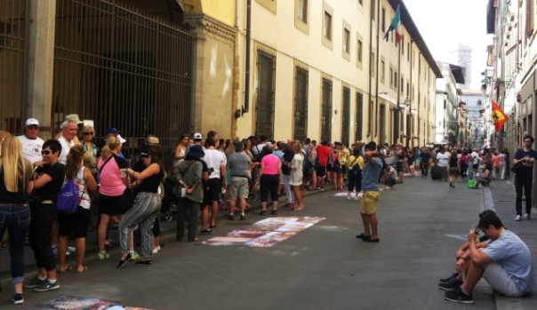 Turisti in coda per antrare alla Galleria dell'Accademia