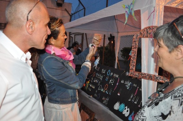 Curiosità al banco della bigiotteria