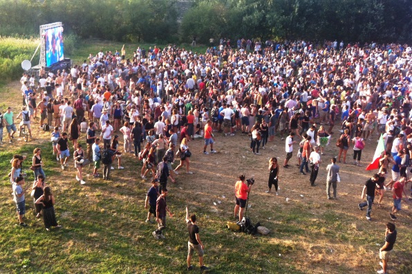 Spiaggia sull'Arno, la delusione dopo Italia-Uruguay