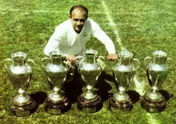 Alfredo Di Stefano con le cinque coppe dei Campioni vinte durante la sua straordinaria carriera
